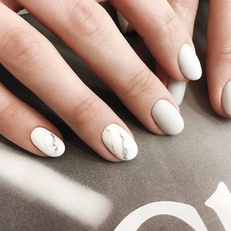 Маникюр белый с рисунком