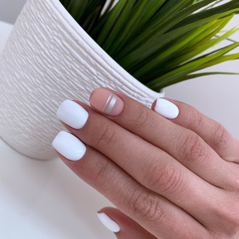 Белый маникюр с блестками