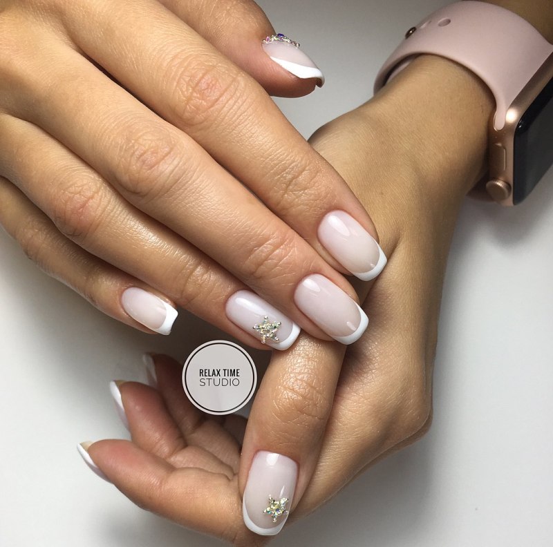 Молочный маникюр