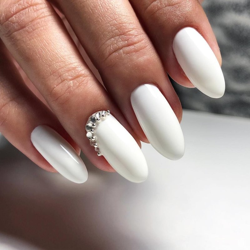 Белый маникюр