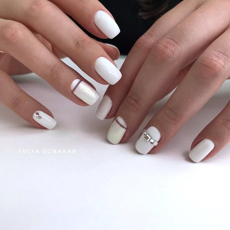 Лунный маникюр со стразами