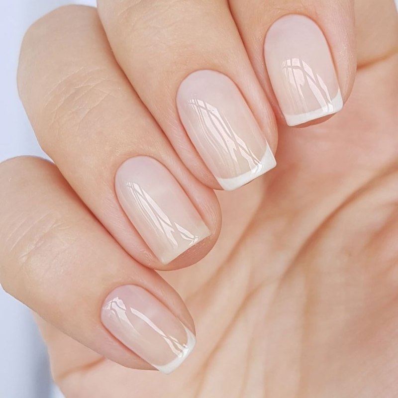 Белый прозрачный маникюр