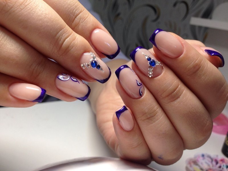 Маникюр розовый с цветочками