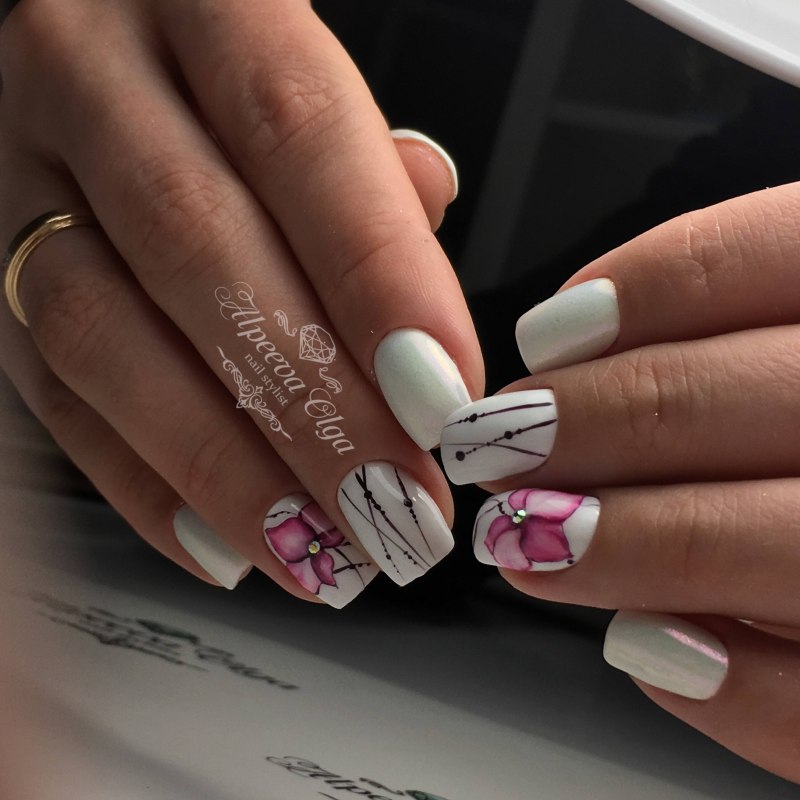 Маникюр со стразами