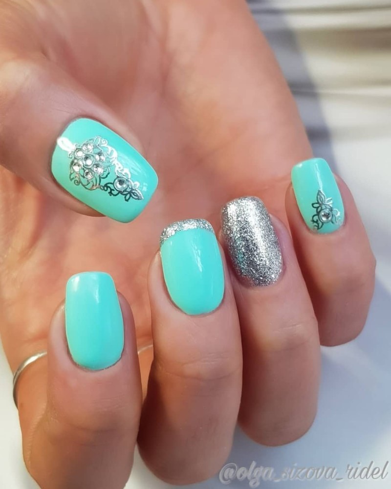 Маникюр бирюза