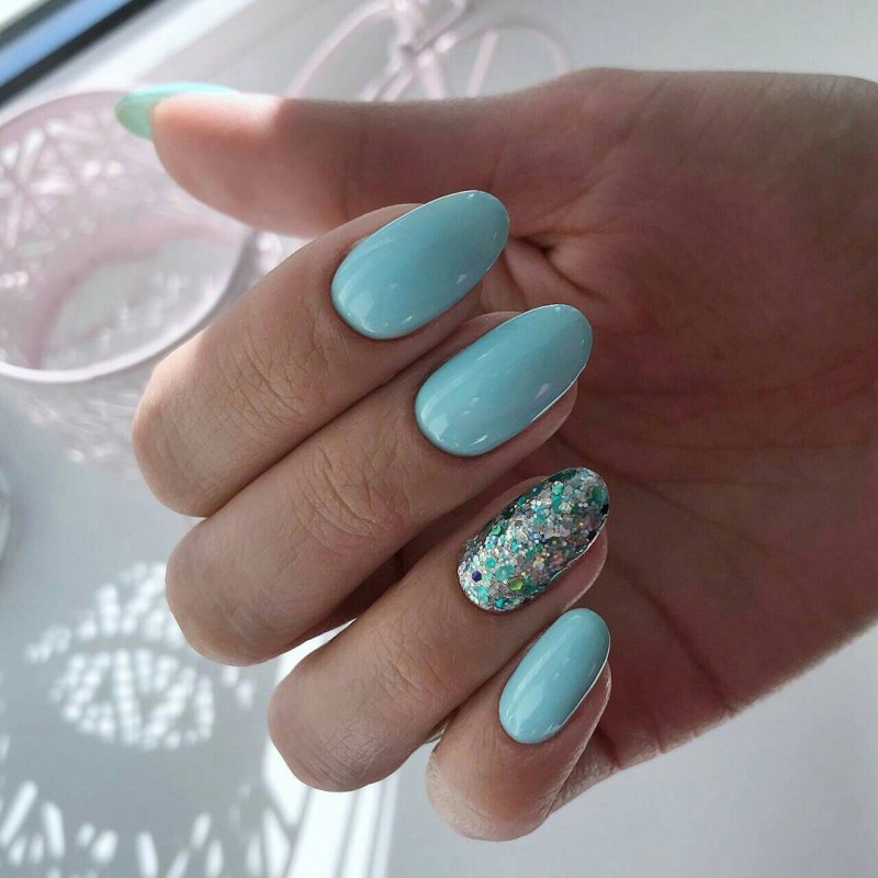 Мятные ногти с блестками