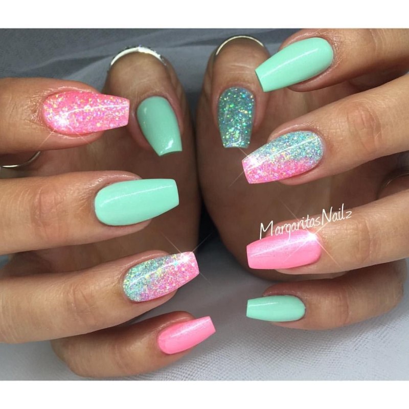 Бирюзовый блестящий маникюр