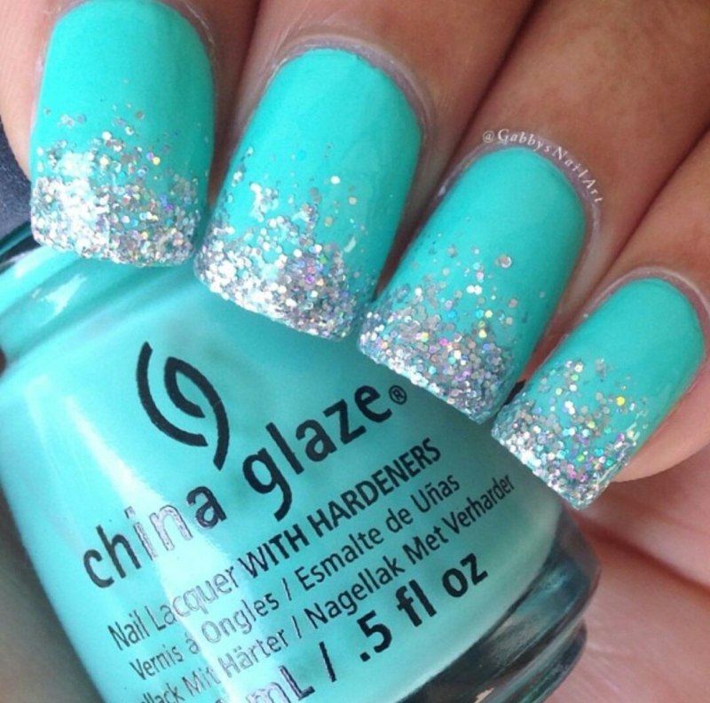 Голубой маникюр