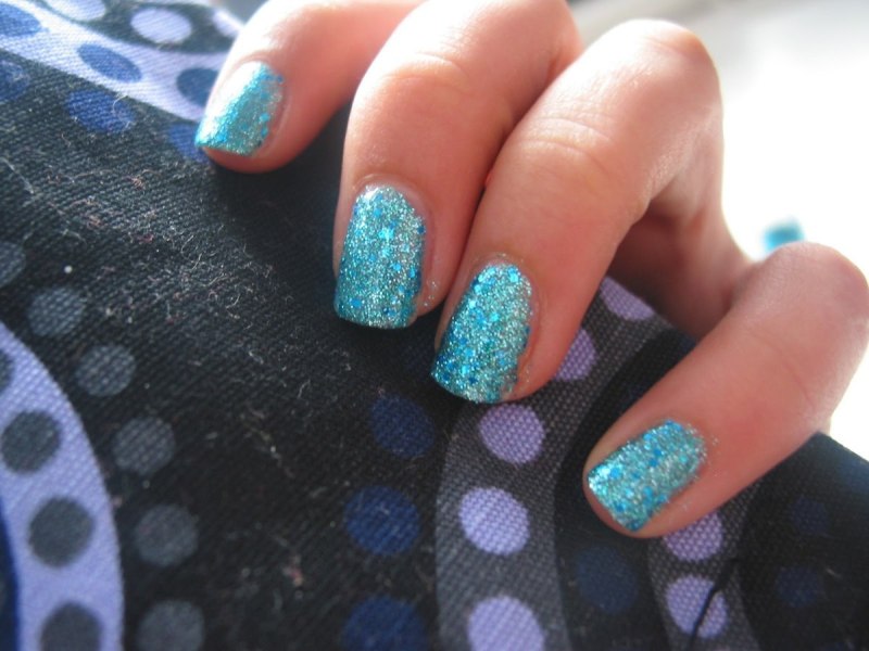 Мятные ногти с блестками