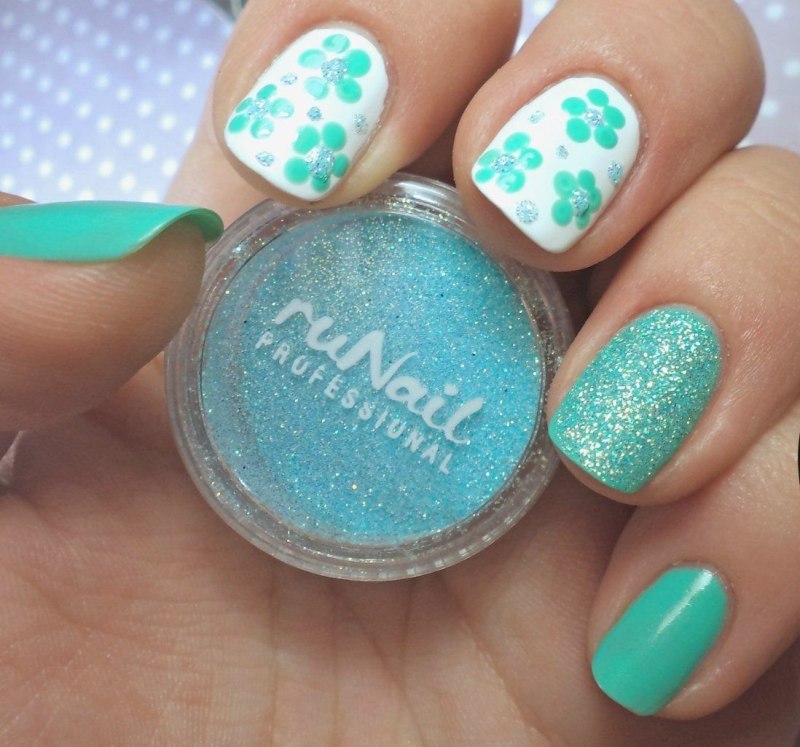 Маникюр голубого цвета с блестками