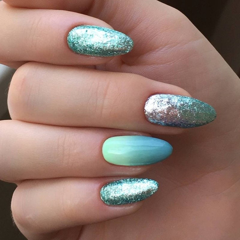 Бирюзовый блестящий маникюр