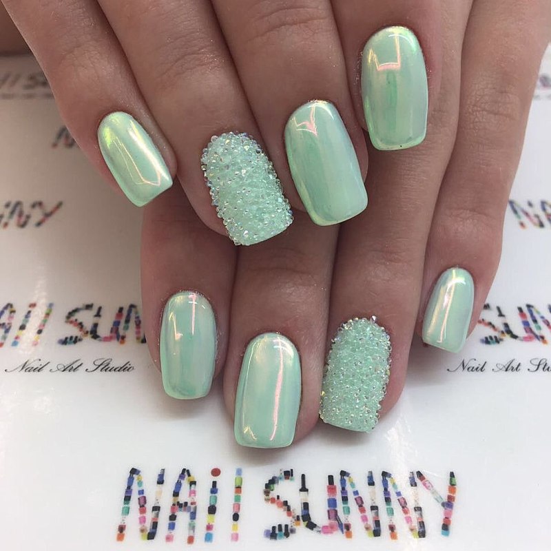 Бирюзовый маникюр