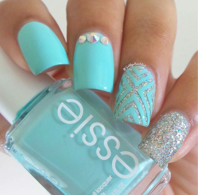 Бирюзовое омбре на ногтях