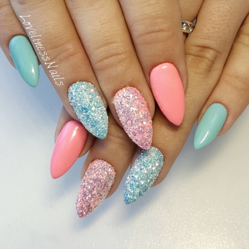 Мятные ногти с блестками