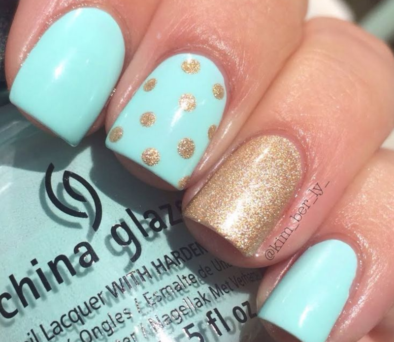 Мятный маникюр с блестками