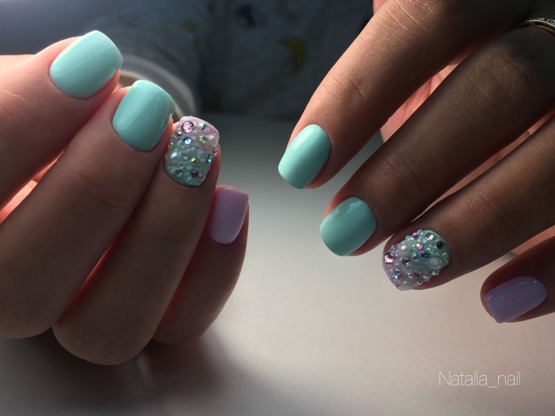 Маникюр бирюзовый с розовым