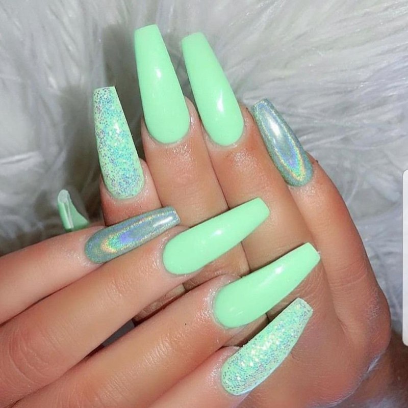 Маникюр миндаль бирюза с блестками