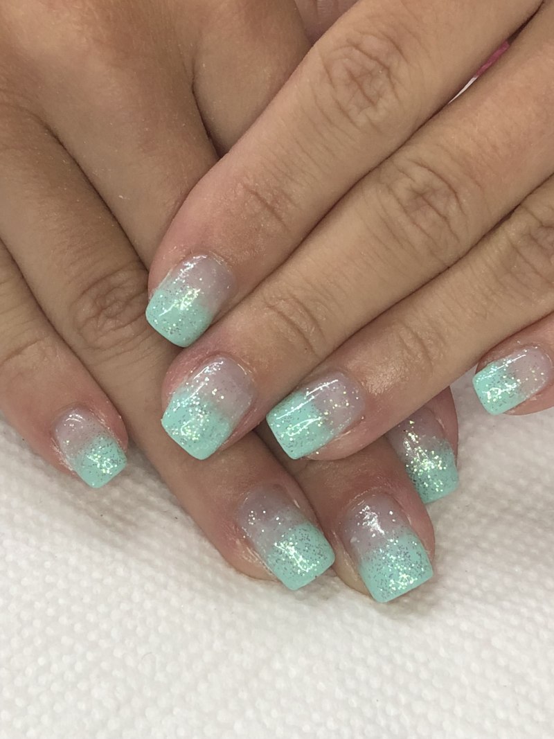 Маникюр мятный с розовым