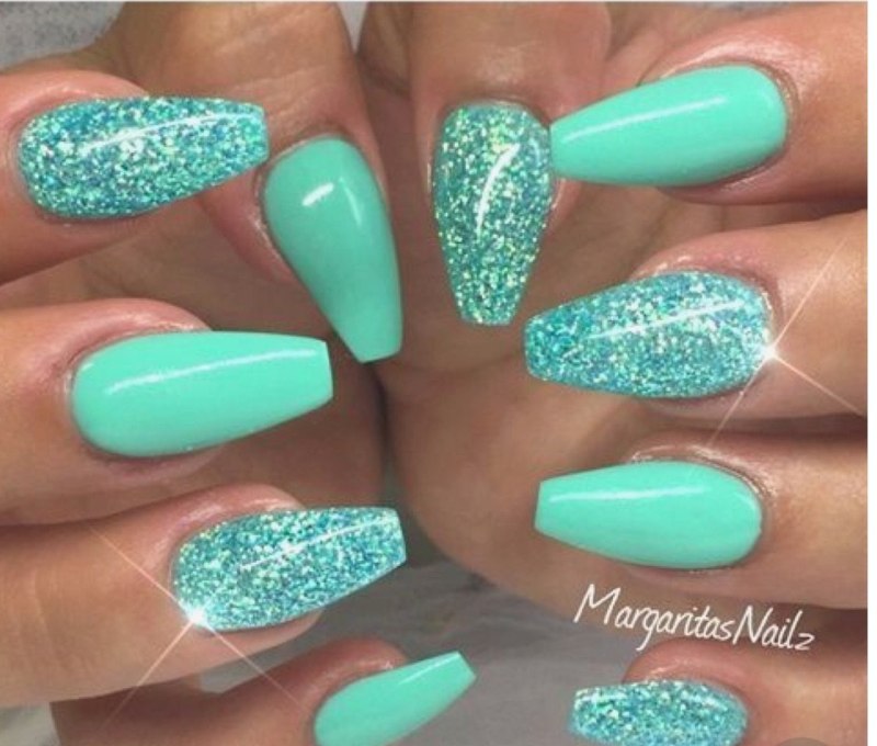 Ногти мятные с розовым