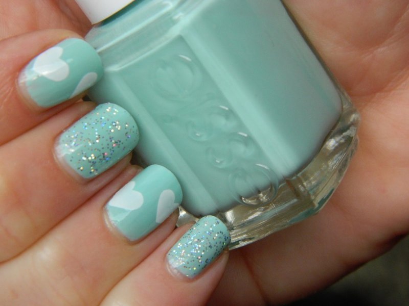 Бирюзовый маникюр со стразами