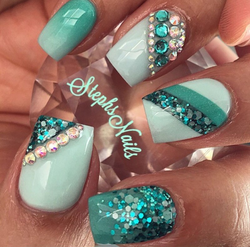 Бирюзовые ногти с блестками