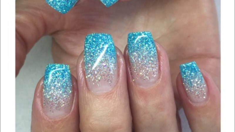 Бирюзовый маникюр с блестками
