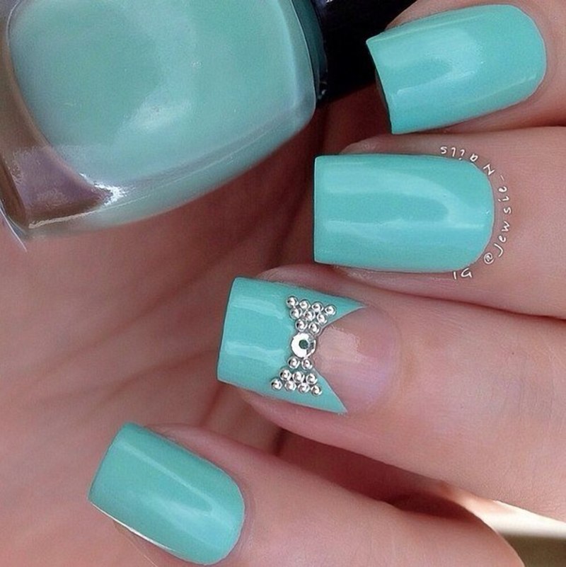 Маникюр 2020 в бирюзовых тонах с блестками