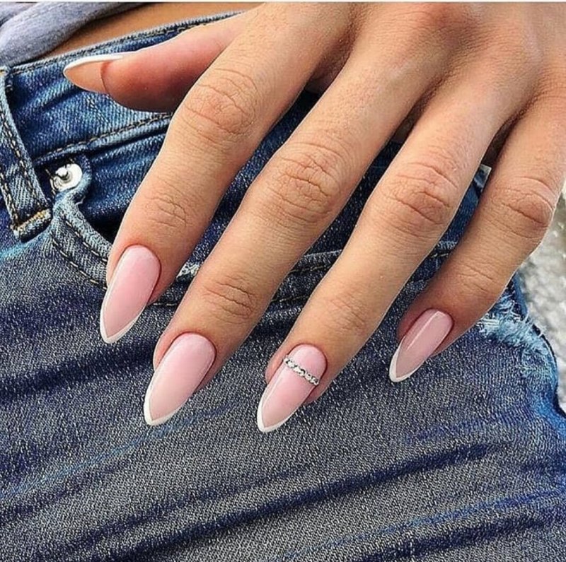 Наращивание ногтей френч миндалевидной формы