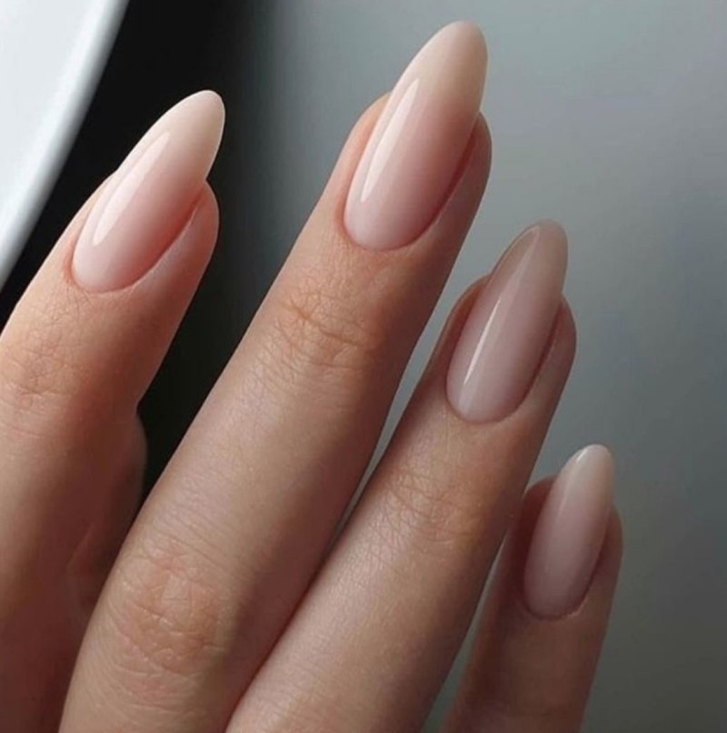 Нюдовый маникюр миндаль