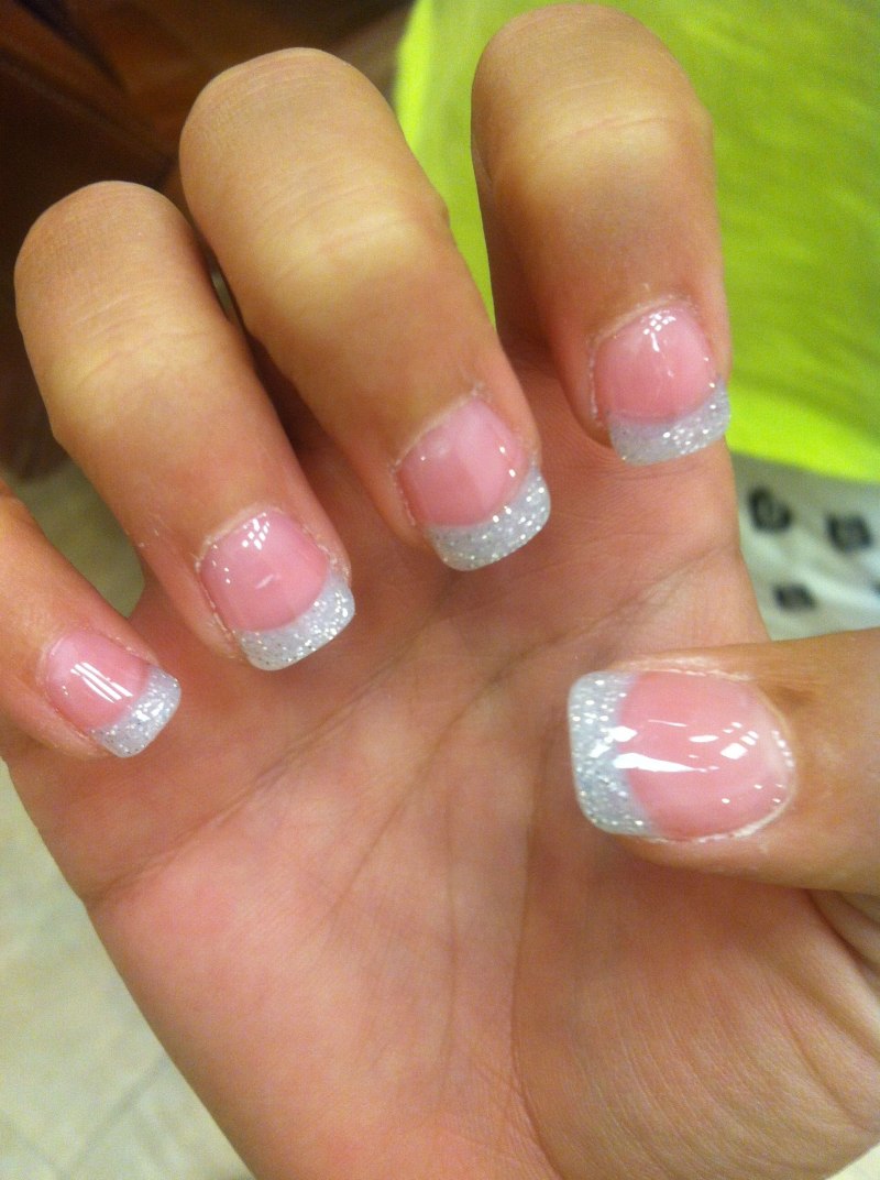 Классический французский маникюр