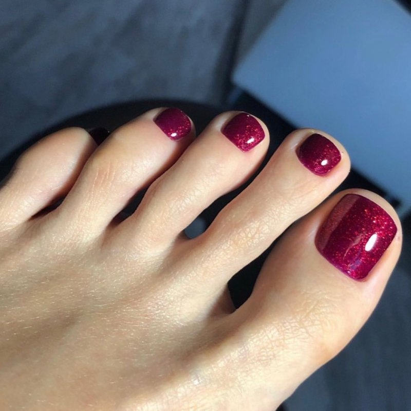Педикюр бордовый