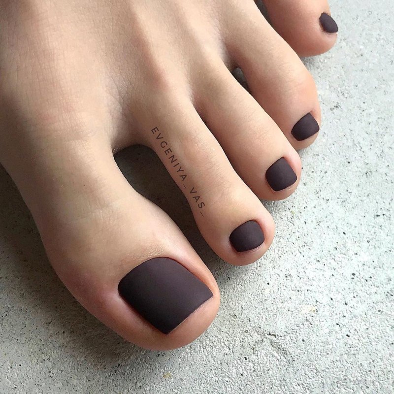 Педикюр коричневый матовый