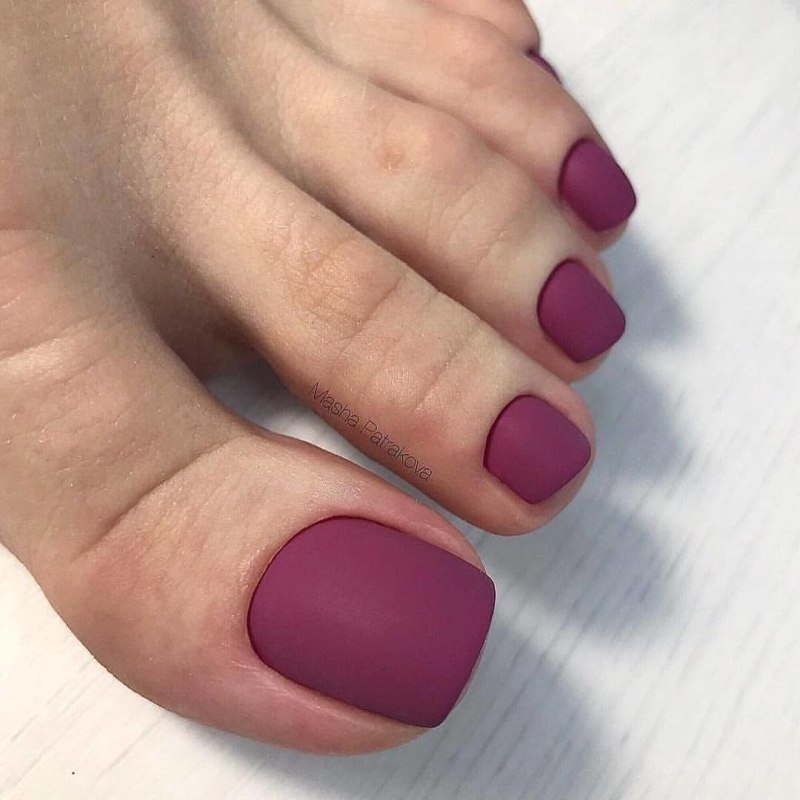 Матовый педикюр