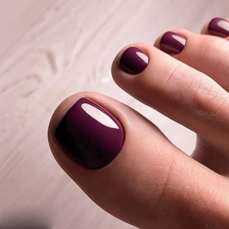 Темно красный педикюр