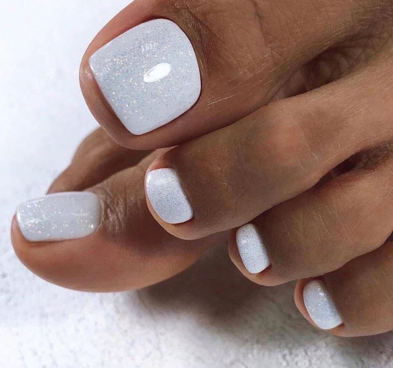 Белые ногти педикюр