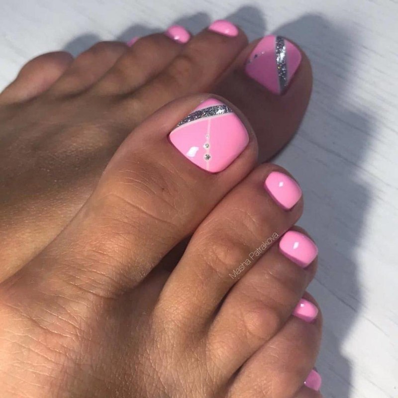 Красивый розовый педикюр