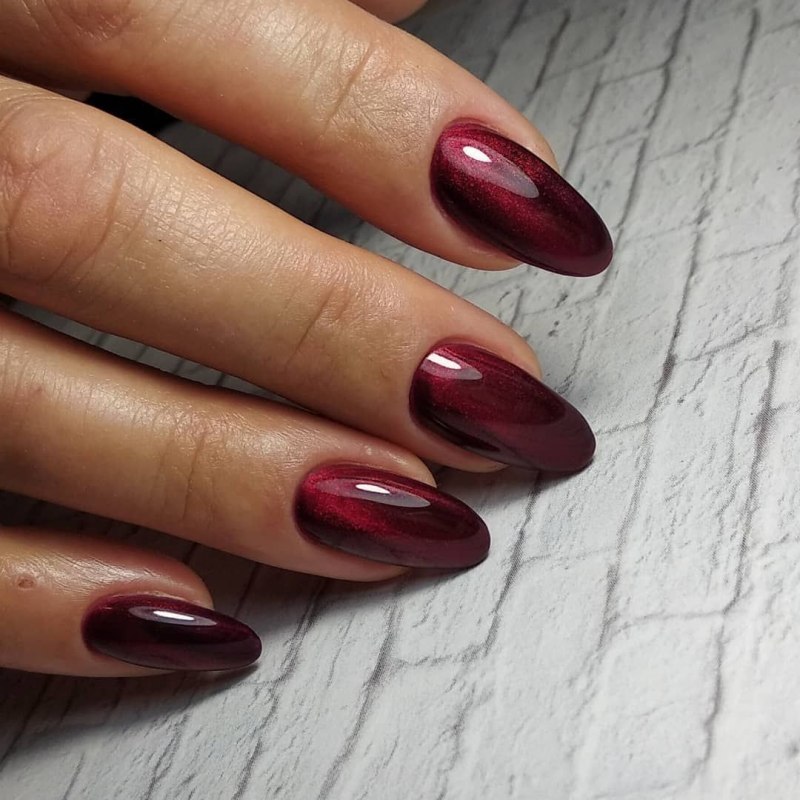 Темный маникюр