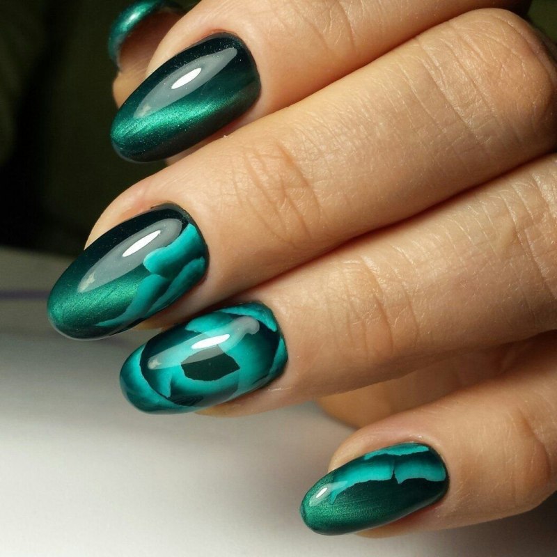 Маникюр зеленый Кошкин глаз