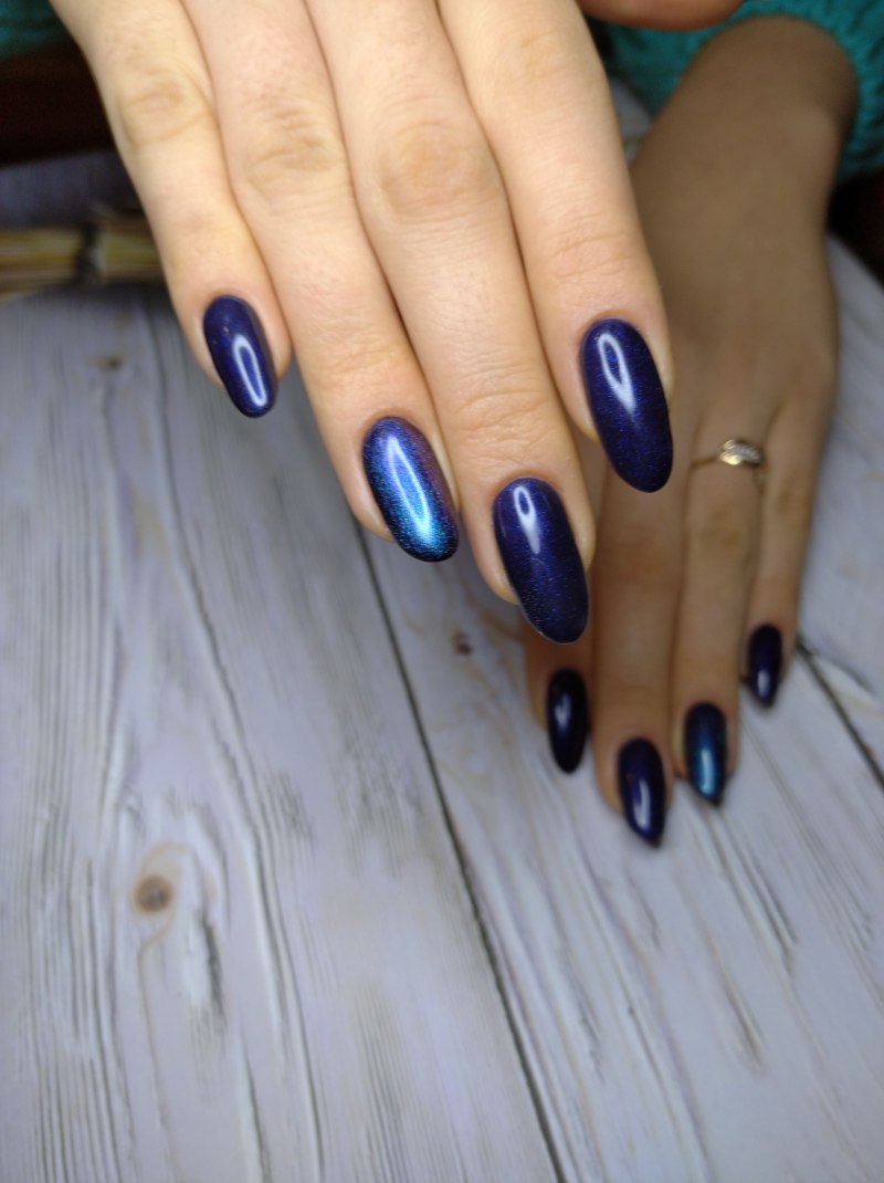 Однотонный маникюр кошачий глаз