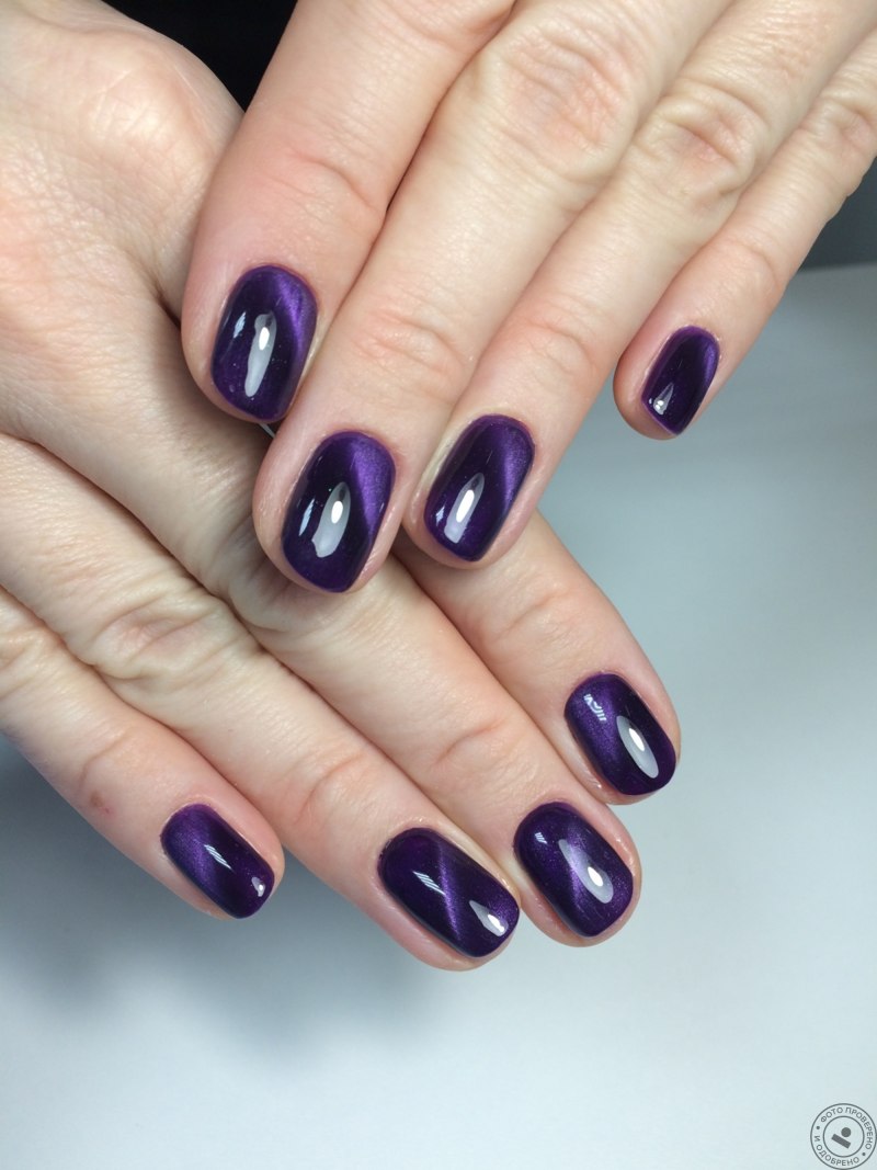 Однотонный маникюр кошачий глаз