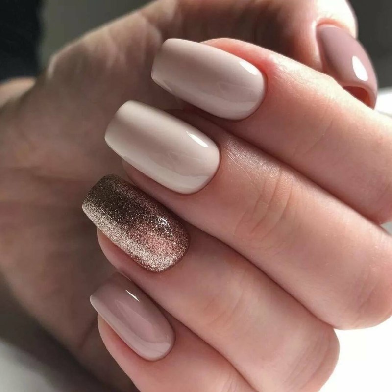Ногти бежевые с блестками