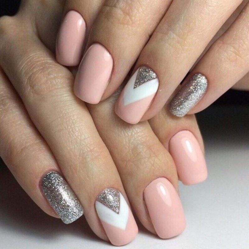 Маникюр в светлых тонах