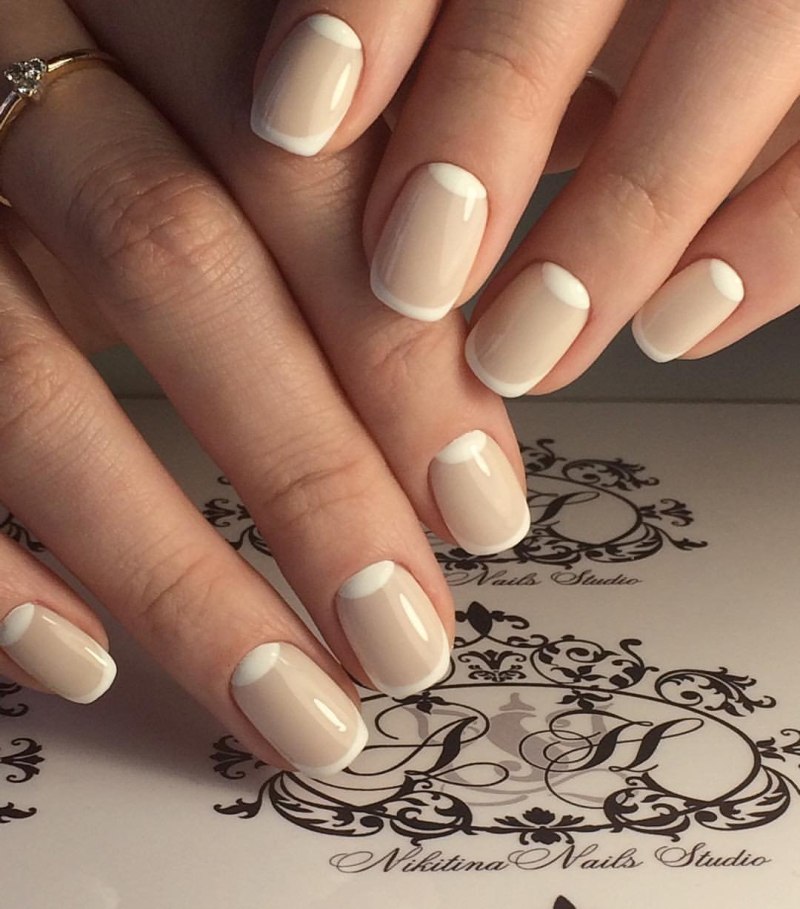 Бежевый френч на ногтях