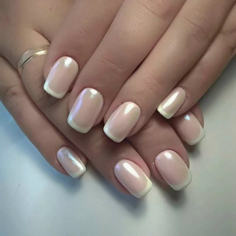Маникюр в светлых тонах