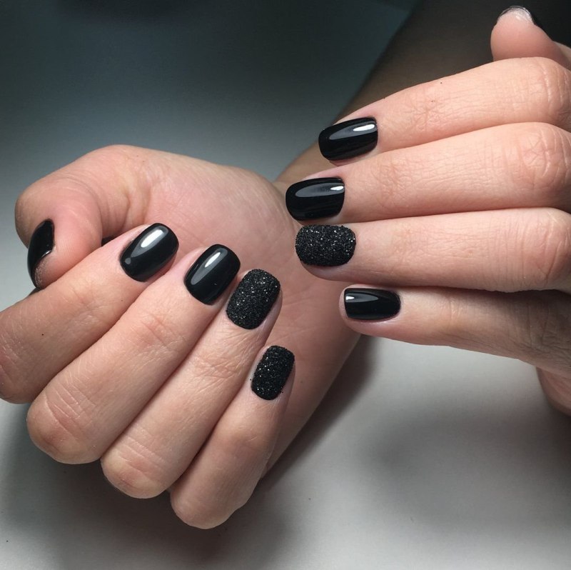Черный маникюр
