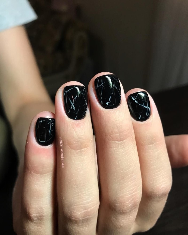 Коороткие чёрные ногти