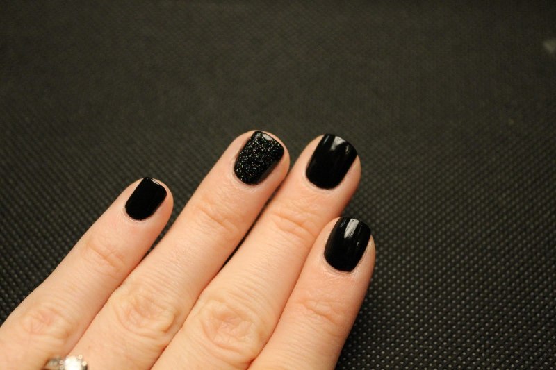 Темный маникюр на очень короткие ногти