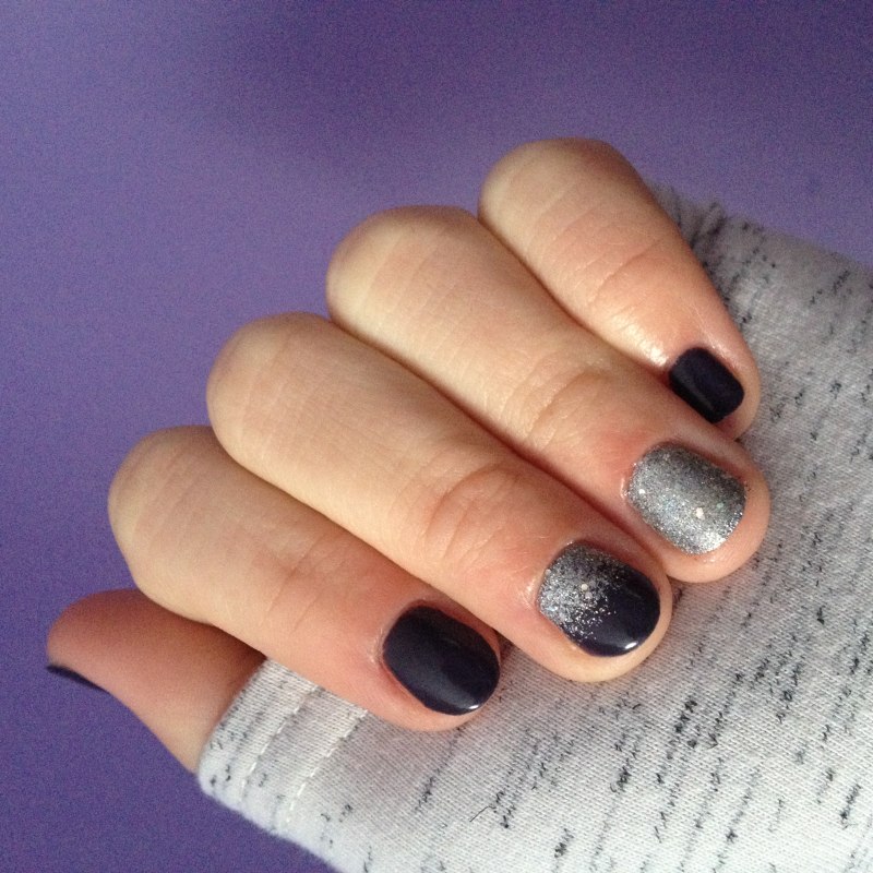 Темный маникюр на очень короткие ногти