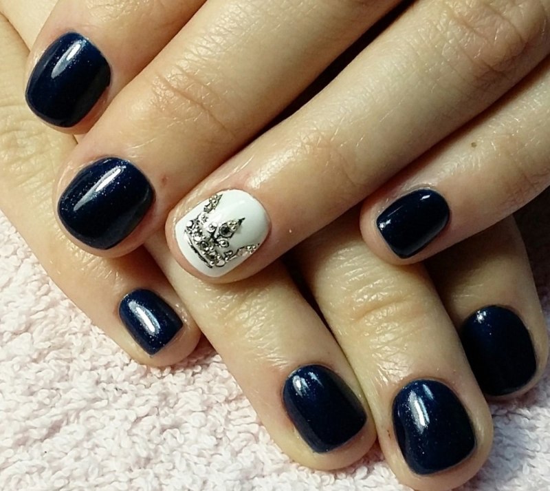 Тёмный маникюр на короткие ногти