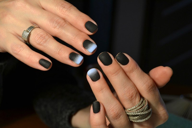 Чёрный маникюр на короткие ногти